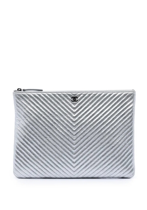 CHANEL Pre-Owned 2016-2017 Medium Chevron Metallic Calfskin O Case clutch bag - Silver