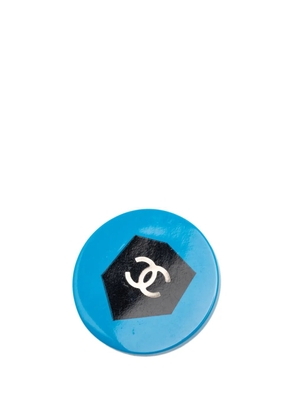 CHANEL Pre-Owned 2007 CC Bicolor Resin Shield Round Brooch costume brooch - Black