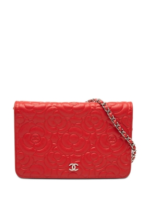 CHANEL Pre-Owned 2019 CC Embossed Lambskin Camellia Wallet On Chain crossbody bag - Red