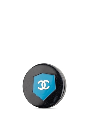 CHANEL Pre-Owned 2007 CC Resin Shield Brooch costume brooch - Black