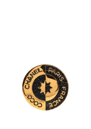 CHANEL Pre-Owned 1950-1970 Gold Plated Enamel Coco Star Logo Round Brooch costume brooch - Black