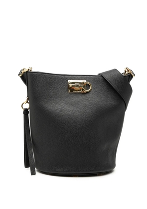Ferragamo Pre-Owned 2022-2023 Grained Calfskin Studio bucket bag - Black