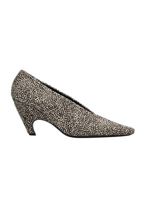 Wave spotted pumps