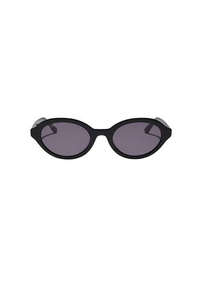 DIFF EYEWEAR X Rachael Kirkconnell 90s Oval Sunglasses in Black.