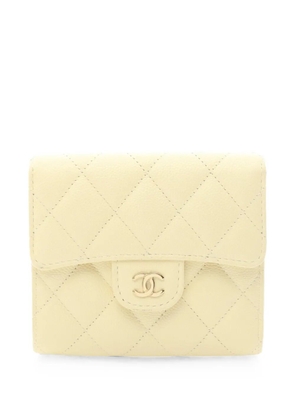 CHANEL Pre-Owned 2021s small Caviar quilted wallet - Yellow