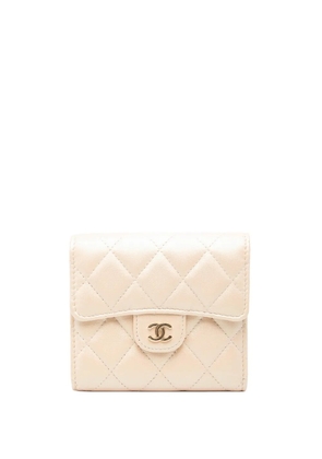 CHANEL Pre-Owned 2021 CC Quilted Iridescent Lambskin Compact Wallet small wallets - Brown