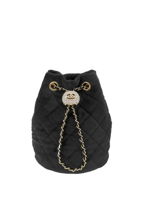 CHANEL Pre-Owned 2020 Quilted Velvet Crystal Pearl Crush bucket bag - Black