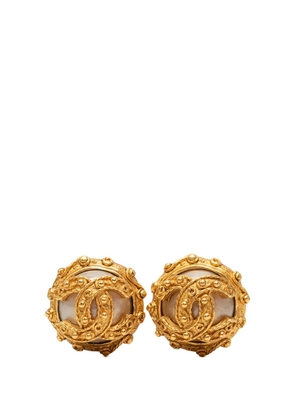 CHANEL Pre-Owned 1994 CC Gold Plated Faux Pearl Clip On Earrings costume earrings