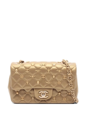 CHANEL Pre-Owned 2019 mini matelasse charm shoulder bag - Gold