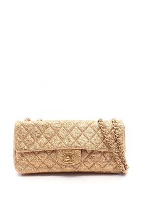 CHANEL Pre-Owned 2006-2008 Metallic Crackled Calfskin East West Flap shoulder bag - Gold