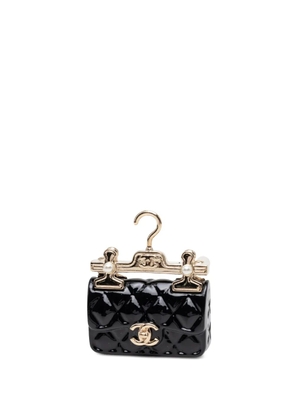 CHANEL Pre-Owned 2023 CC Resin Faux Pearl Hanger Classic Flap Brooch costume brooch - Black