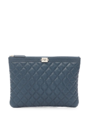 CHANEL Pre-Owned 2019 Boy quilted clutch bag - Blue