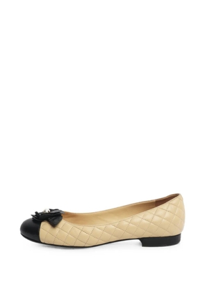 CHANEL Pre-Owned flower-detail ballet flats - Neutrals