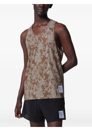 Satisfy Space-O camo-print vest - Brown