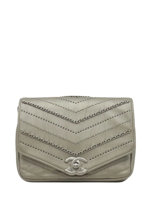 CHANEL Pre-Owned 2018-2019 Small Chevron Calfskin Embellished Data Center Envelope Flap crossbody bag - Silver