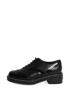 CHANEL Pre-Owned contrast-finish chain-trim leather brogues - Black