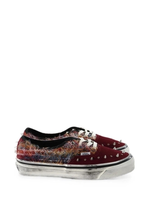 Vans spike-embellished distressed sneakers - Red