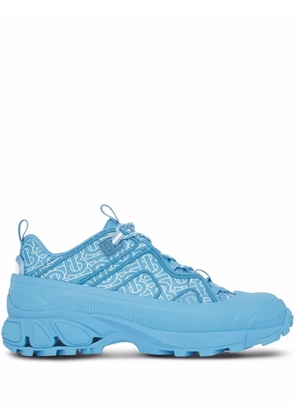 Burberry Arthur monogram print sneakers - Blue
