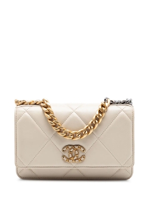 CHANEL Pre-Owned 2020 Quilted Lambskin 19 Wallet on Chain satchel - Brown