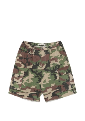 STAY HUMAN ON EARTH camouflage-pattern cargo shorts - Green
