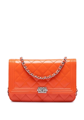 CHANEL Pre-Owned 2014-2015 Quilted Patent Boy Wallet on Chain crossbody bag - Orange