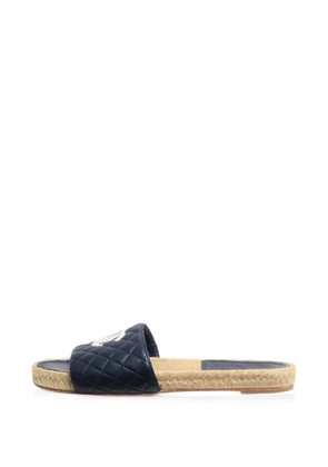 CHANEL Pre-Owned CC quilted sandals - Blue