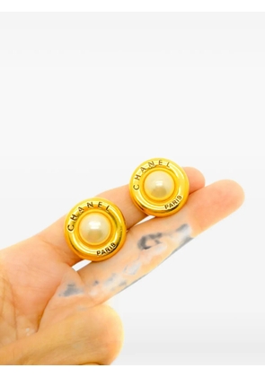 CHANEL Pre-Owned 1996 Atelier faux-pearl earrings - Gold