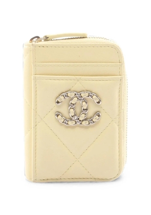 CHANEL Pre-Owned 19 matelassé wallet - Yellow