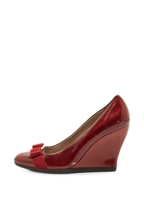 Ferragamo Pre-Owned Vara bow wedge pumps - Red