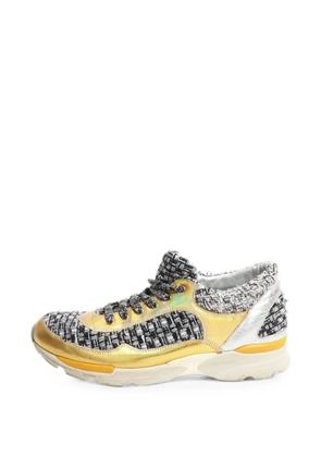 CHANEL Pre-Owned tweed sneakers - Gold