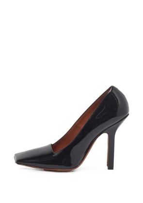 VETEMENTS Boomerang leather heeled pumps - Black