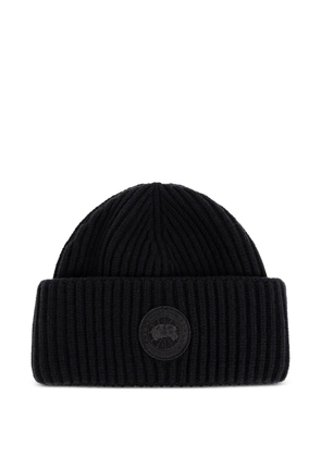 Canada Goose logo-patch ribbed-knit beanie hat - Black