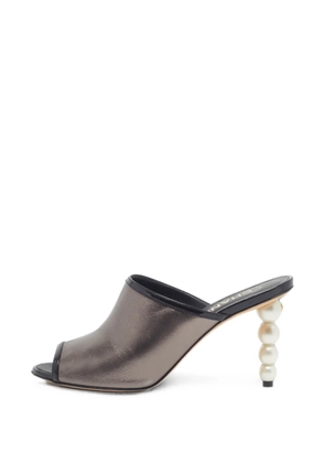 CHANEL Pre-Owned pearl-embellished slip-on sandals - Grey