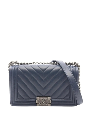 CHANEL Pre-Owned 2017-2018 Old Medium Chevron Caviar Boy Flap crossbody bag - Blue