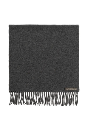 Balenciaga fringed logo-plaque scarf - Grey