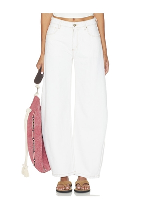 Abrand 95 Barrel Jean in White. Size 23. Also in 25, 26, 27, 29, 32, 33, 34.