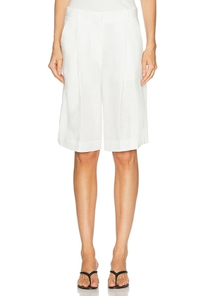 House of Dagmar Relaxed Long Short in White - White. Size 32 (also in 34).