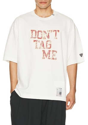 Maison MIHARA YASUHIRO Don'T Tag Me Printed Tee in White - White. Size 50 (also in 46, 48).