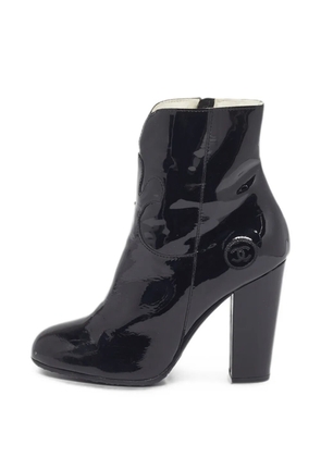 CHANEL Pre-Owned CC logo patent ankle boots - Black