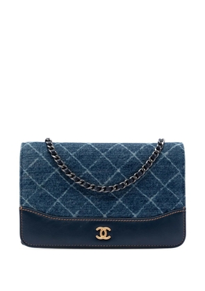 CHANEL Pre-Owned 2018 Printed Denim and Calfskin Gabrielle Wallet On Chain crossbody bag - Blue