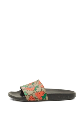 Gucci Pre-Owned GG Supreme strawberry-motif slides - Neutrals