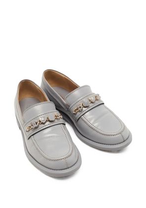 CHANEL Pre-Owned logo-charm leather loafers - Grey