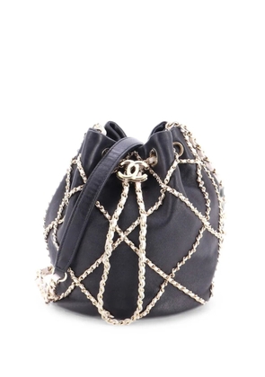 CHANEL Pre-Owned Entwined Chain Drawstring Quilted Lambskin Mini bucket bag - Black