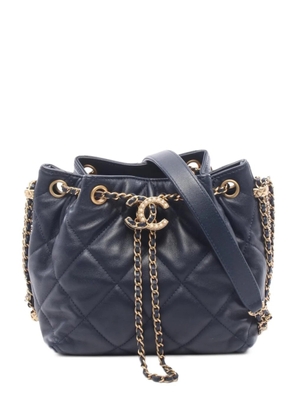 CHANEL Pre-Owned matelasse bucket chain shoulder bag - Blue
