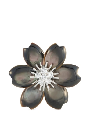 Van Cleef & Arpels Pre-Owned Rose de Noël mother of pearl and diamond brooch - Silver