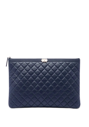 CHANEL Pre-Owned 2016-2017 Large Quilted Lambskin Boy O Case clutch bag - Blue