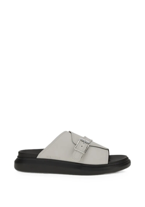 Alexander McQueen buckle-fastening leather sandals - Grey