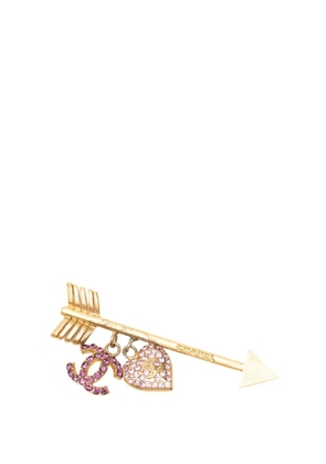 CHANEL Pre-Owned 2002 CC Gold Plated Strass Arrow Heart Charm Pin Brooch costume brooch
