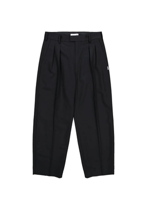 WTAPS TRDT1801 pleated logo-patch tailored trousers - Black