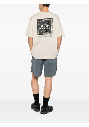 Oakley logo-print chest-pocket T-shirt - Neutrals